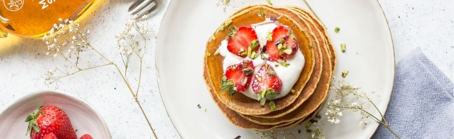 Pancake ai cereali, yogurt greco e sciroppo d’acero