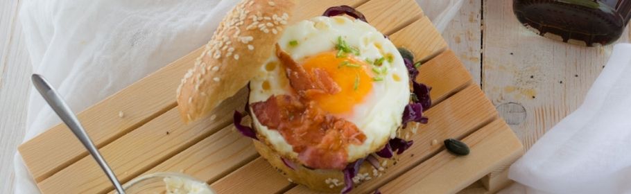 Bagel con uova, bacon croccante e sciroppo d’acero