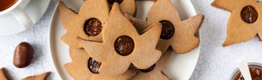 Biscotti con farina di castagne, sciroppo d’acero e confettura di fichi