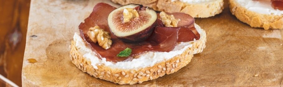Bruschetta con robiola, fichi, bresaola e sciroppo d’acero
