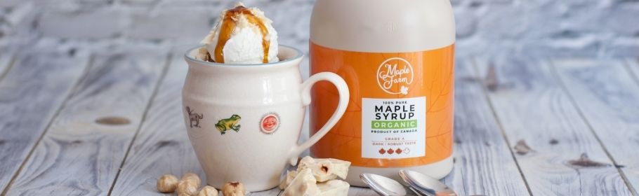 Gelato al cioccolato bianco e sciroppo d’acero con nocciole