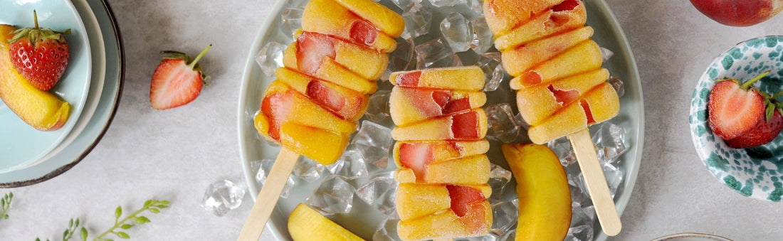 Ghiaccioli con sciroppo d’acero, pesche e fragole
