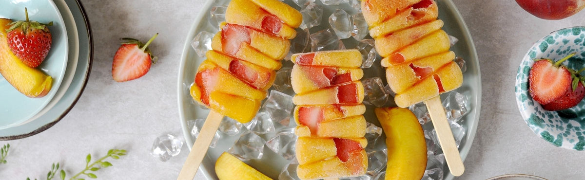 Ghiaccioli con sciroppo d’acero, pesche e fragole