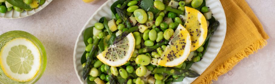 Insalata primaverile con dressing allo sciroppo d’acero