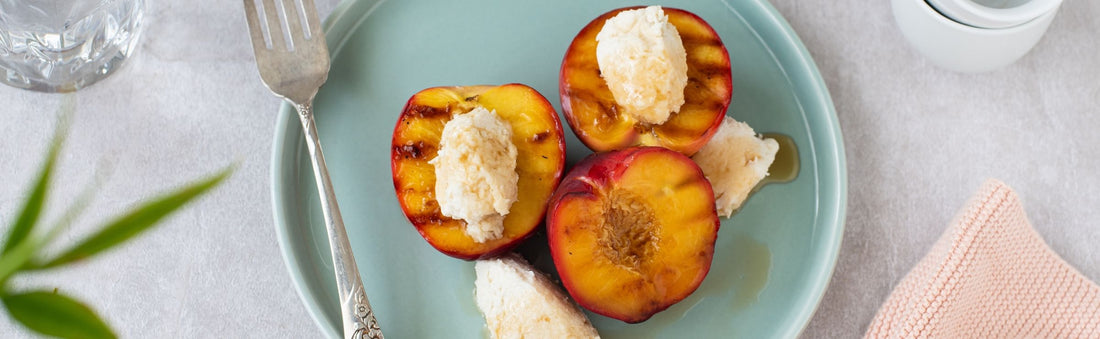 Pesche grigliate con ricotta al cocco e sciroppo d’acero