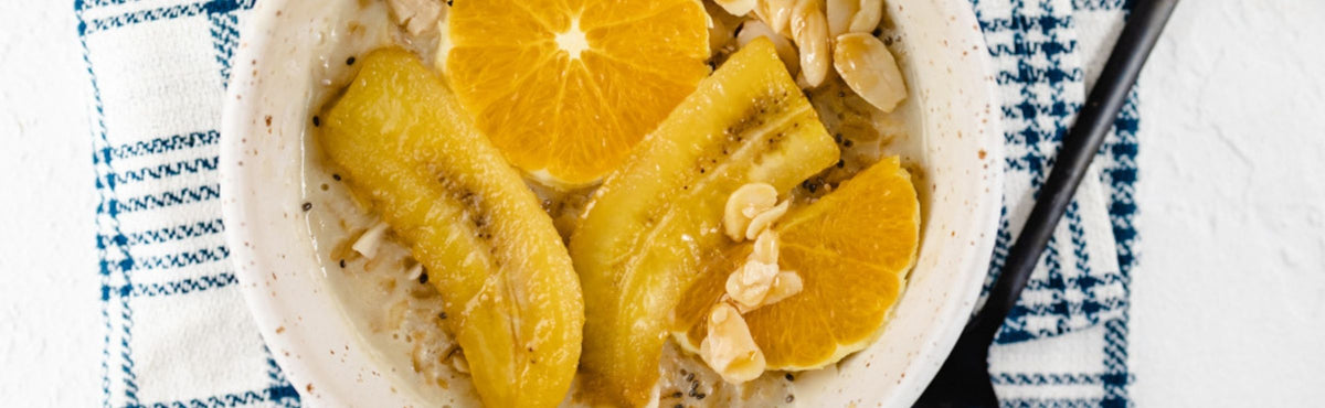 Porridge con banane caramellate allo sciroppo d’acero