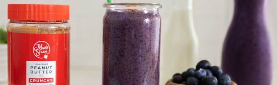 Smoothie proteico al burro di arachidi e mirtilli