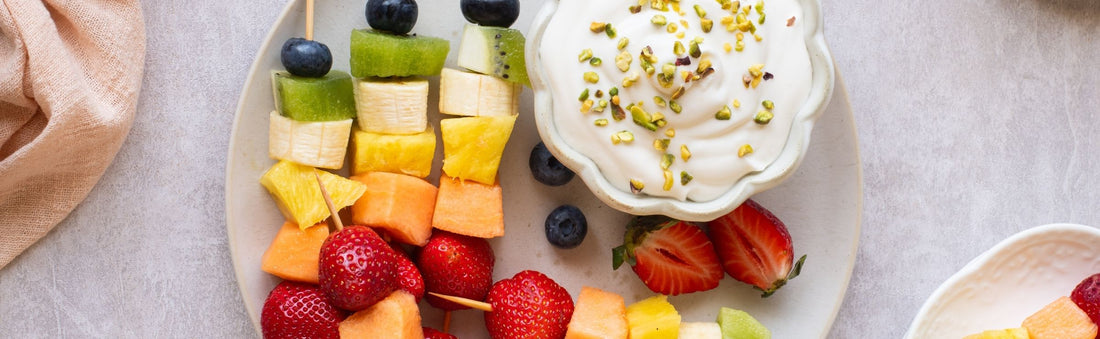 Spiedini di frutta con crema montata allo sciroppo d’acero