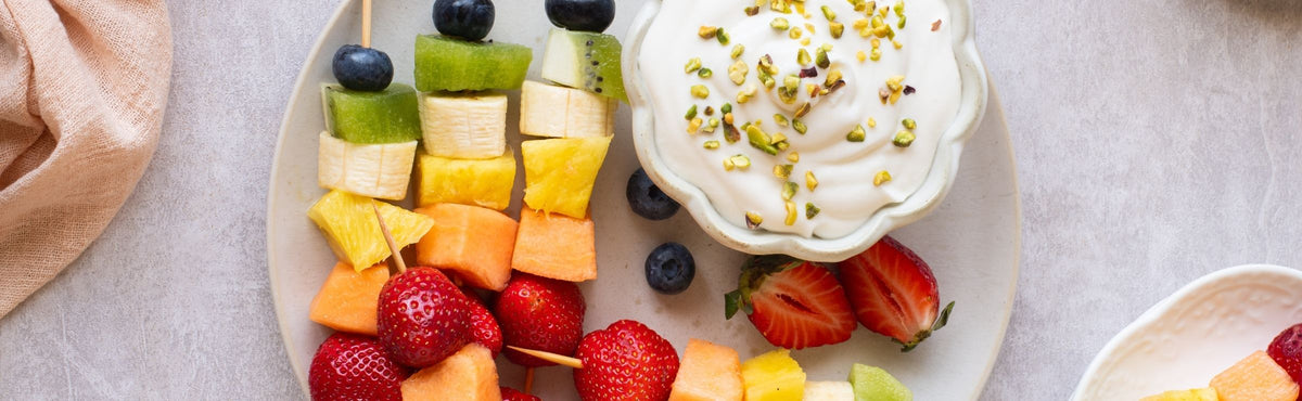 Spiedini di frutta con crema montata allo sciroppo d’acero