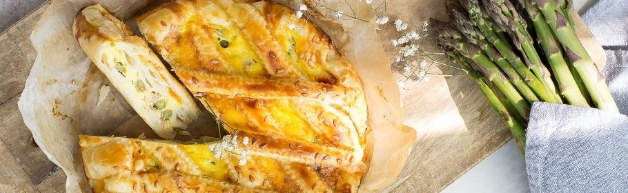 Torta salata con asparagi allo sciroppo d’acero e prosciutto crudo