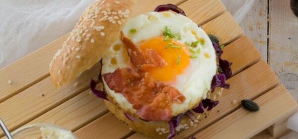 MapleFarm bagel con uova, bacon croccante e sciroppo d’acero - ricetta